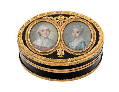 deux boîtes ovales noires plaquées or, ornées des portraits de deux femmes