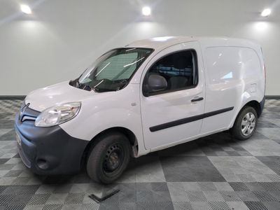 la photo d'une camionnette blanche garée sur un sol en damier