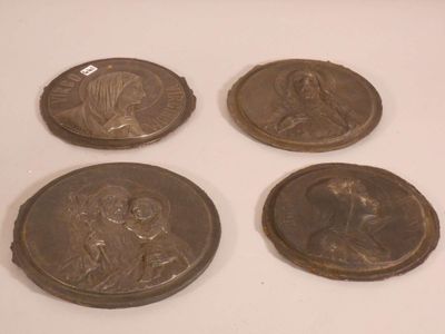 quatre médaillons anciens en bronze représentant Jésus et Marie sur un fond blanc