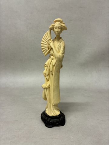 Sculpture asiatique en résine. H 37 cm