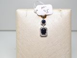 une photo d'une paire de boucles d'oreilles avec une étiquette attachée