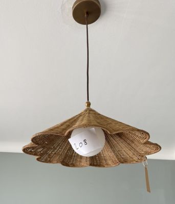 une lampe suspendue au plafond de la pièce