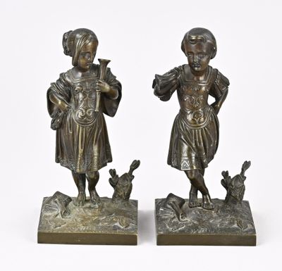 paire de figurines en bronze représentant un garçon et une fille avec un chat