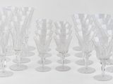 beaucoup de verres à vin vides sur une table blanche