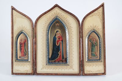 une image représentant un triptyque de la Vierge Marie et de Jésus