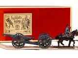 figurine représentant une calèche tirée par des chevaux, avec quatre hommes à bord