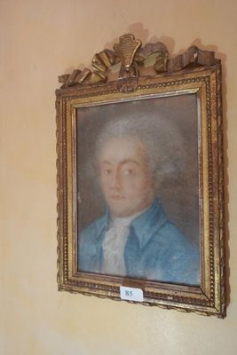 un tableau représentant un homme en veste bleue accroché au mur