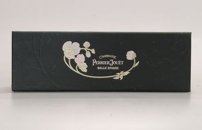 une image représentant une boîte noire ornée de fleurs blanches