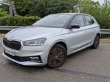 La voiture argentée est garée sur le bord de la route.