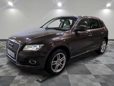une photo d'un SUV Audi marron garé dans un garage
