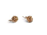 une paire de boucles d'oreilles en or sur fond blanc