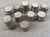 beaucoup de pièces de monnaie posées les unes à côté des autres sur le sol