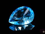 une image représentant un diamant bleu sur une surface noire