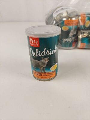 une tasse remplie de nourriture posée sur une table