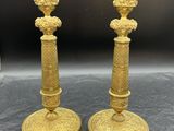 paire de bougeoirs anciens en laiton ornés de motifs floraux