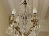 un lustre suspendu au plafond d'une pièce