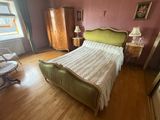 une chambre avec un lit et une commode