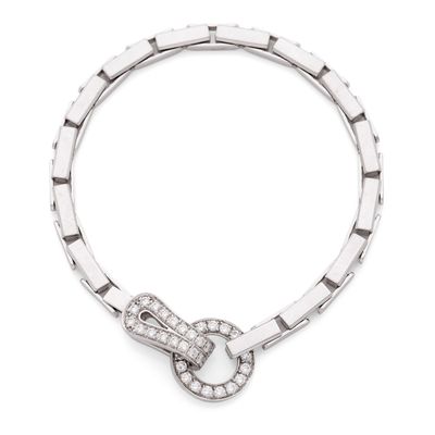 un gros plan d'un bracelet en diamants et en or blanc sur fond blanc