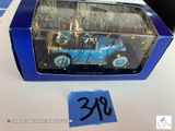 une boîte bleue contenant une petite voiture