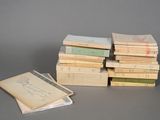 plusieurs livres empilés sur une table