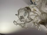 un lustre en verre suspendu au plafond d'une pièce
