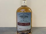 l'image d'une bouteille de whisky posée sur une table