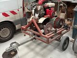 un petit moteur posé sur un chariot dans un garage