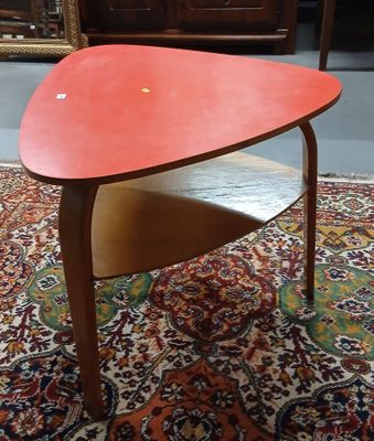 une table au plateau rouge posée sur un tapis