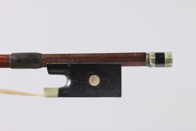 une image représentant un archet de violon auquel est attachée une corde