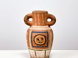 un vase marron orné d'un motif bleu et blanc