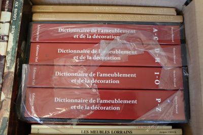 plusieurs livres sont empilés dans une boîte