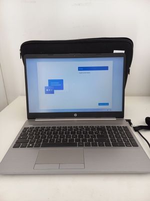un ordinateur portable posé sur une table avec une souris