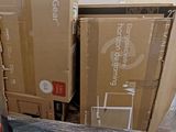une pile de boîtes posées sur le sol d'une pièce