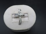 un gros plan d'une bague surmontée d'une croix