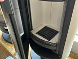 une personne qui tient un téléphone portable à la main