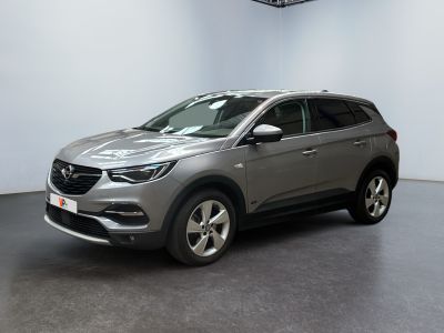 Un SUV OPC dans un showroom aux murs blancs et au sol noir