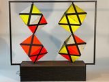 une photo d'une sculpture réalisée en papier coloré