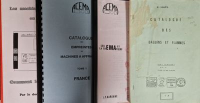 plusieurs livres sont alignés sur une étagère