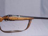 un fusil posé sur une surface blanche