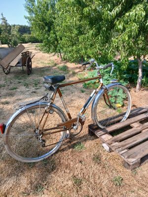 a bike that is parked next to a wooden pallet