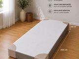 la taille d'un matelas dans une chambre dotée d'une fenêtre
