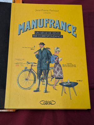 deux livres posés sur une table