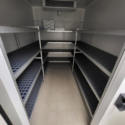 une petite pièce remplie d'étagères