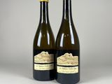 deux bouteilles de vin posées l'une à côté de l'autre sur une table