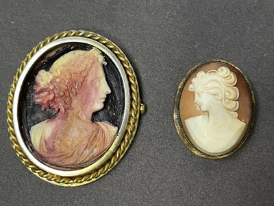 deux camées anciens représentant des femmes et un homme de profil