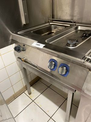 une cuisinière en acier inoxydable équipée de deux feux, dans une cuisine