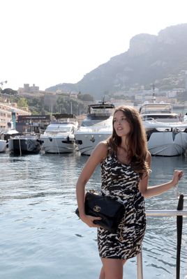 une femme debout sur un bateau dans l'eau