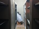 vue d'une chambre avec un lit au milieu