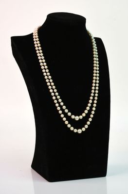 un gros plan sur un mannequin orné de perles