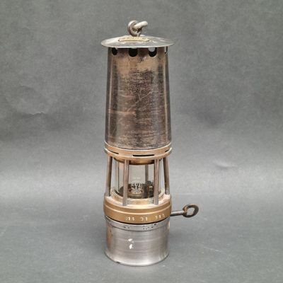 une lampe argentée et dorée posée sur une table